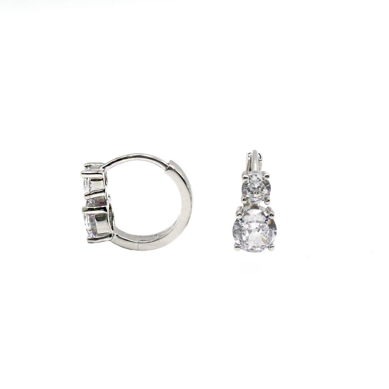 Orecchini a cerchio con chiusura a scattino con punto luce bianchi placcato oro bianco in argento925